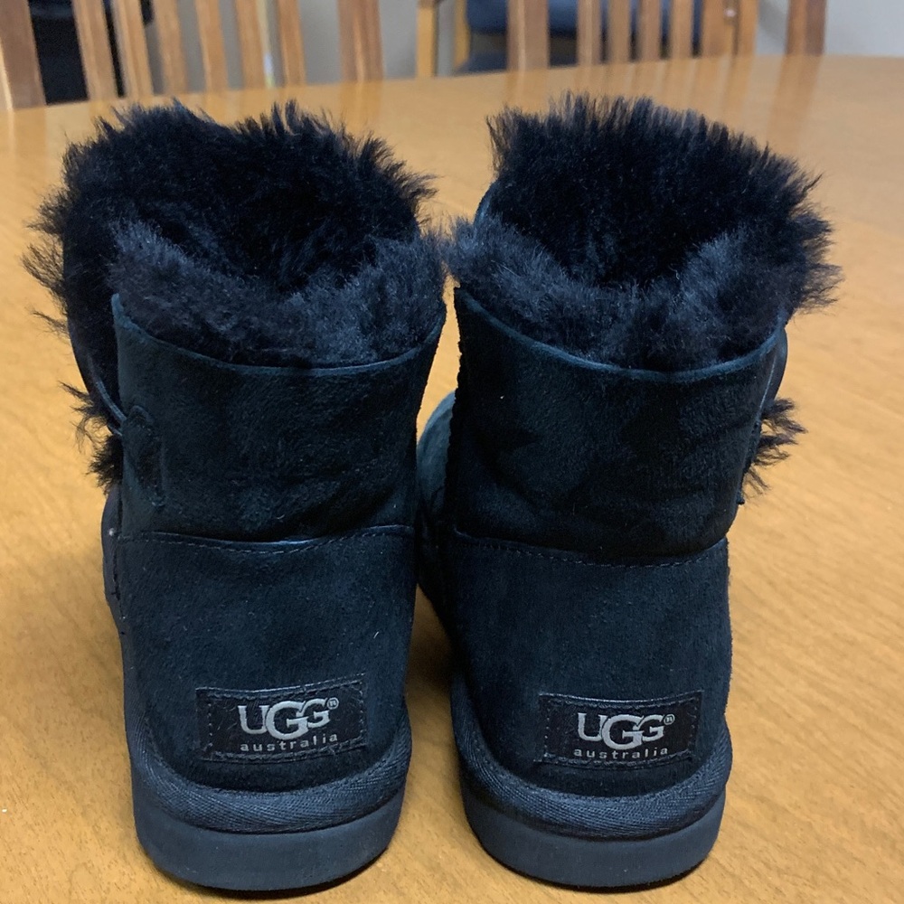 UGG women’s Black fur lined ankle booties size 5 - Picture 4 of 6